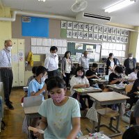 学校評議員会議　子供たちの学習の様子を見ていただきました