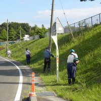 自警団の皆様が，学校の土手の草刈りをして頂きました