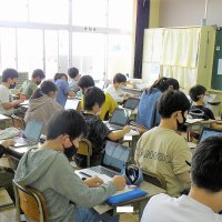 世矢小学校は今日も笑顔であふれていました。ヘアドネーションに協力した女の子もいます。