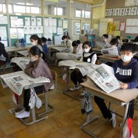 世矢小学校の特集記事（茨城新聞）　熱心に読む子供たち