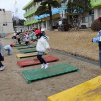 寒波の中を子供たちは元気よく遊んでいました！