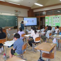 里美小・中学校の外国語の授業を紹介します。