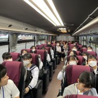 3年生　修学旅行　バス車内（東海駅まで）