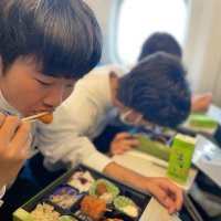 3年生　修学旅行　新幹線内昼食