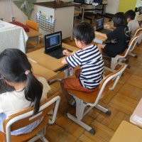 タブレットＰＣで調べ学習をしています