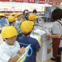 小学３年生　スーパーマーケット見学へ行きました